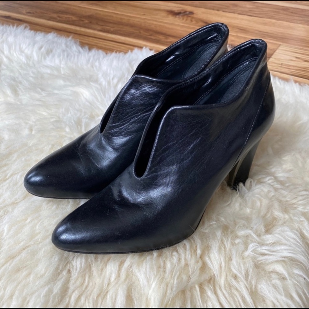 Stunning Stuart Weitzman Opened Ankle Boots size 6